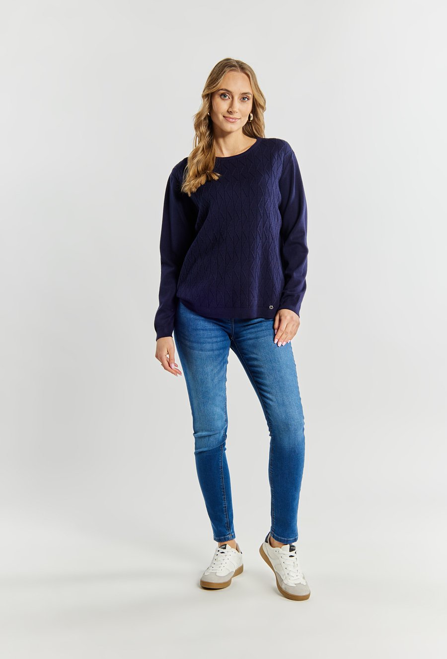 Sweter damski z delikatnym zdobieniem