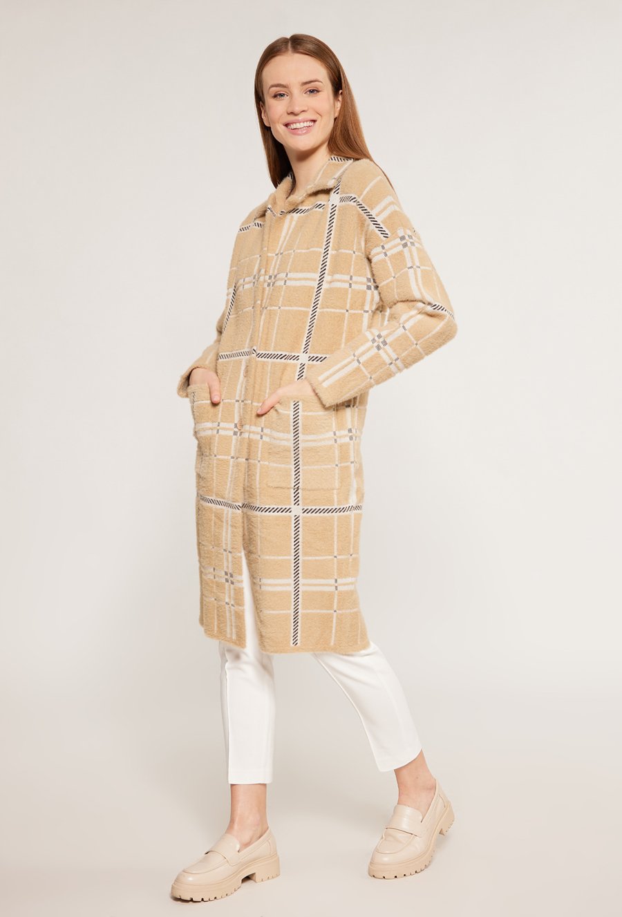 Swetrowy płaszcz z kieszeniami