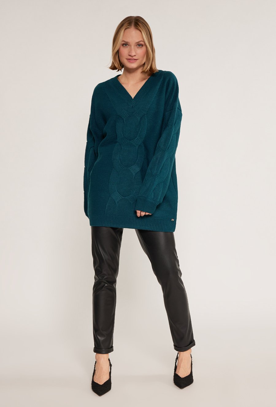 Sweter o swobodnym kroju