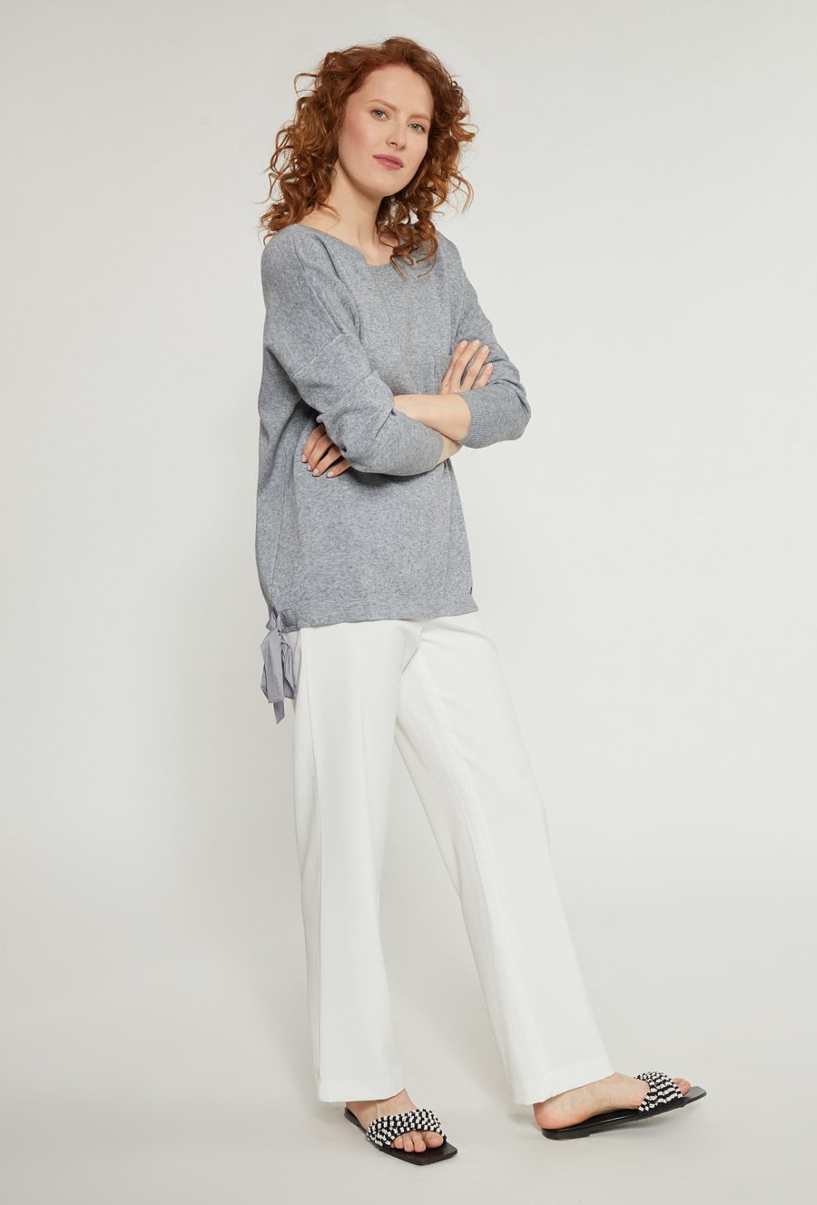 Sweter damski z ozdobnym wiązaniem