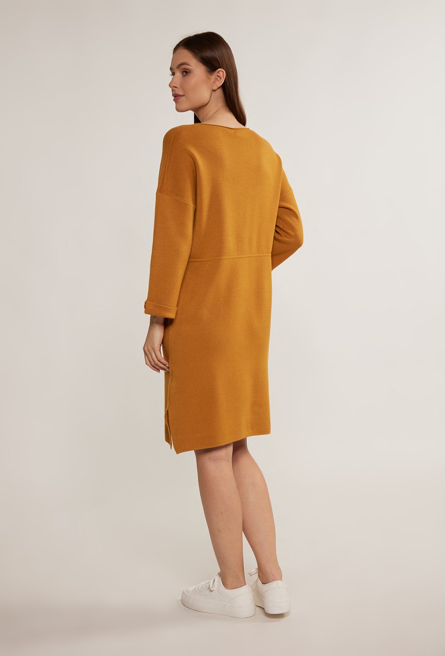 Swetrowa sukienka ze ściągaczem w talii