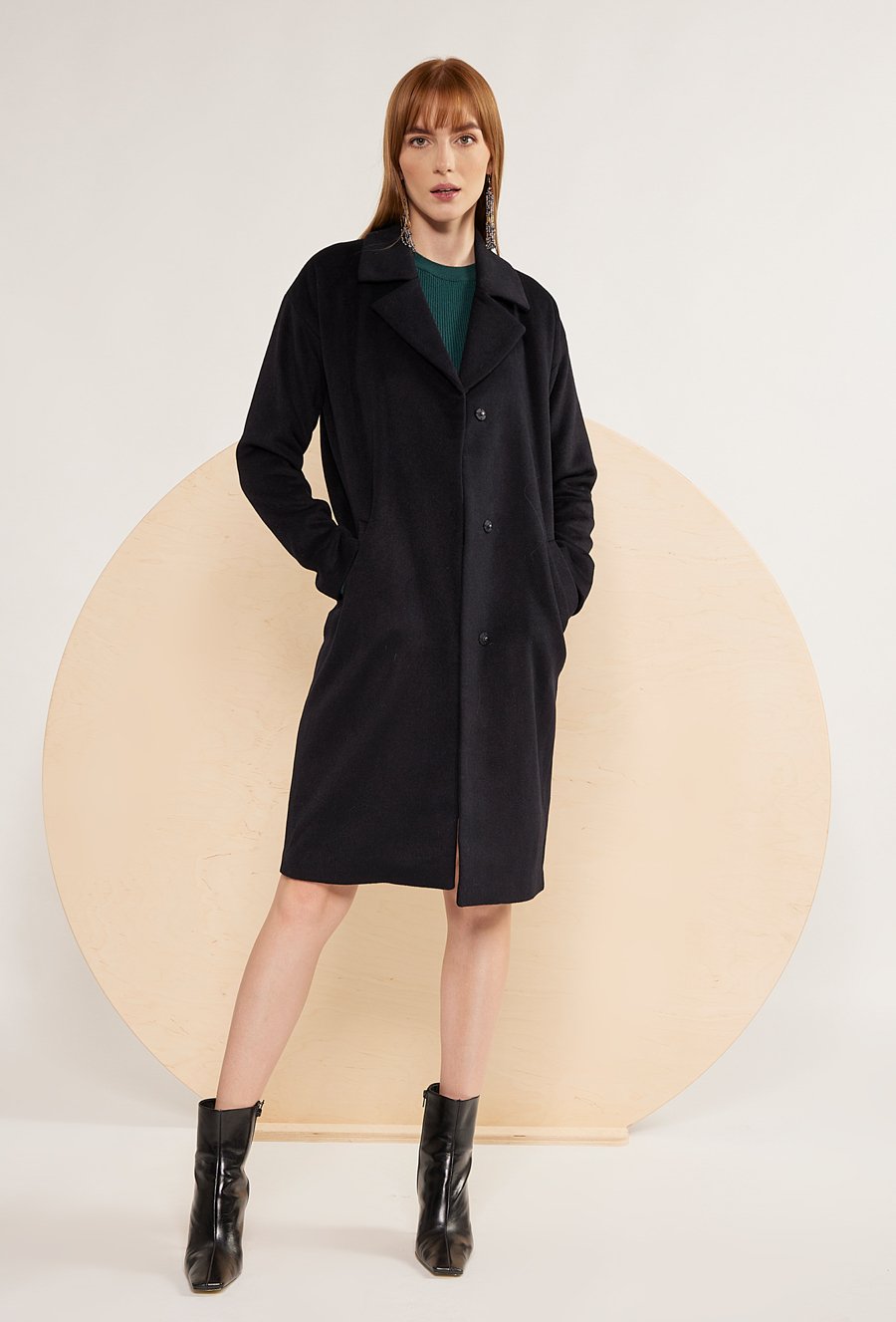 Granatowy płaszcz z wełną