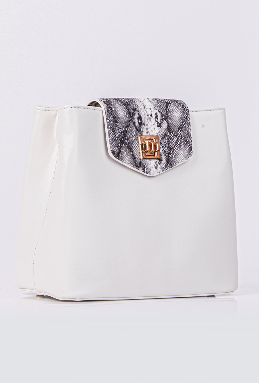 Mała torba z klapą w wężowy wz&oacute;r