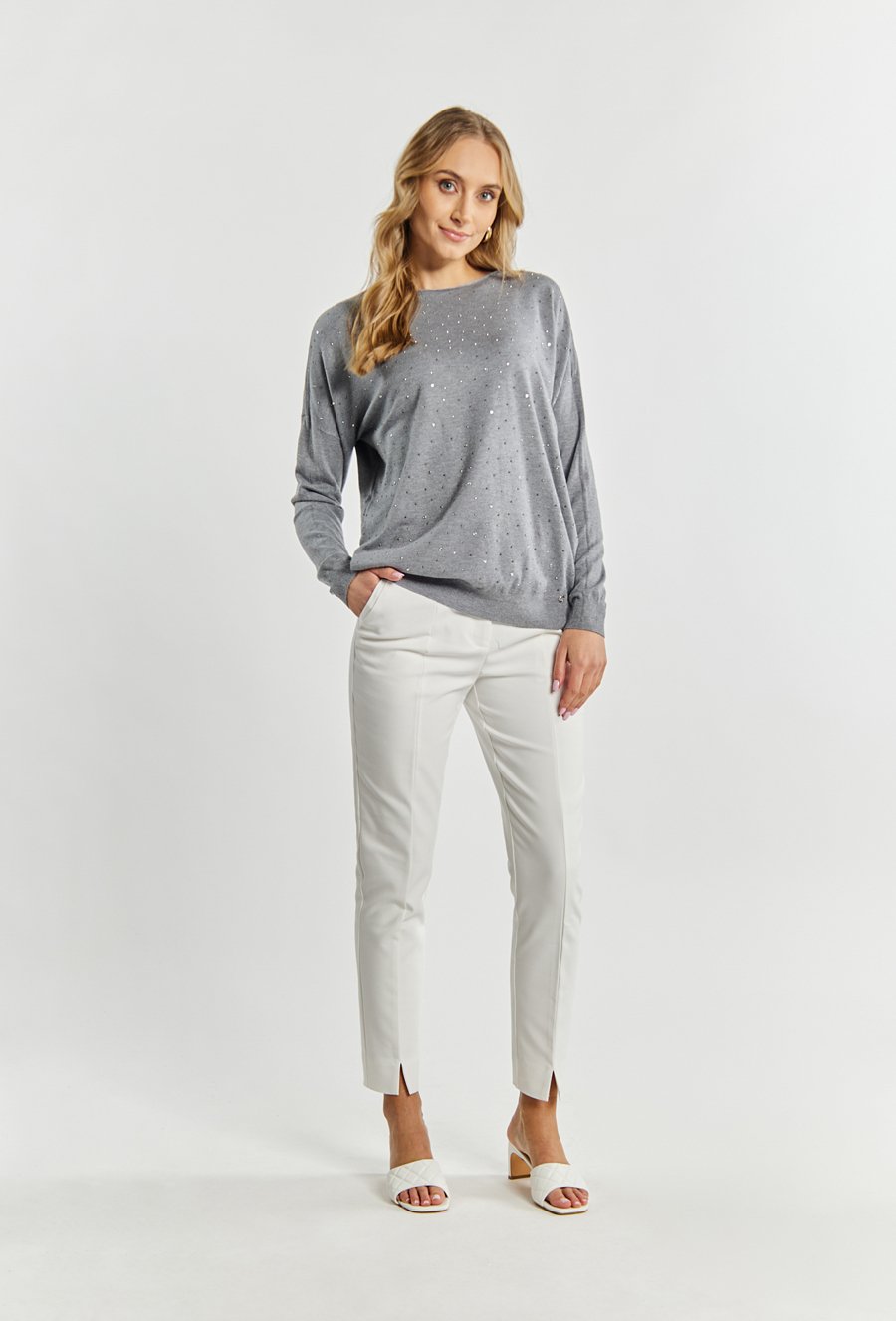 Sweter damski z ozdobną aplikacją