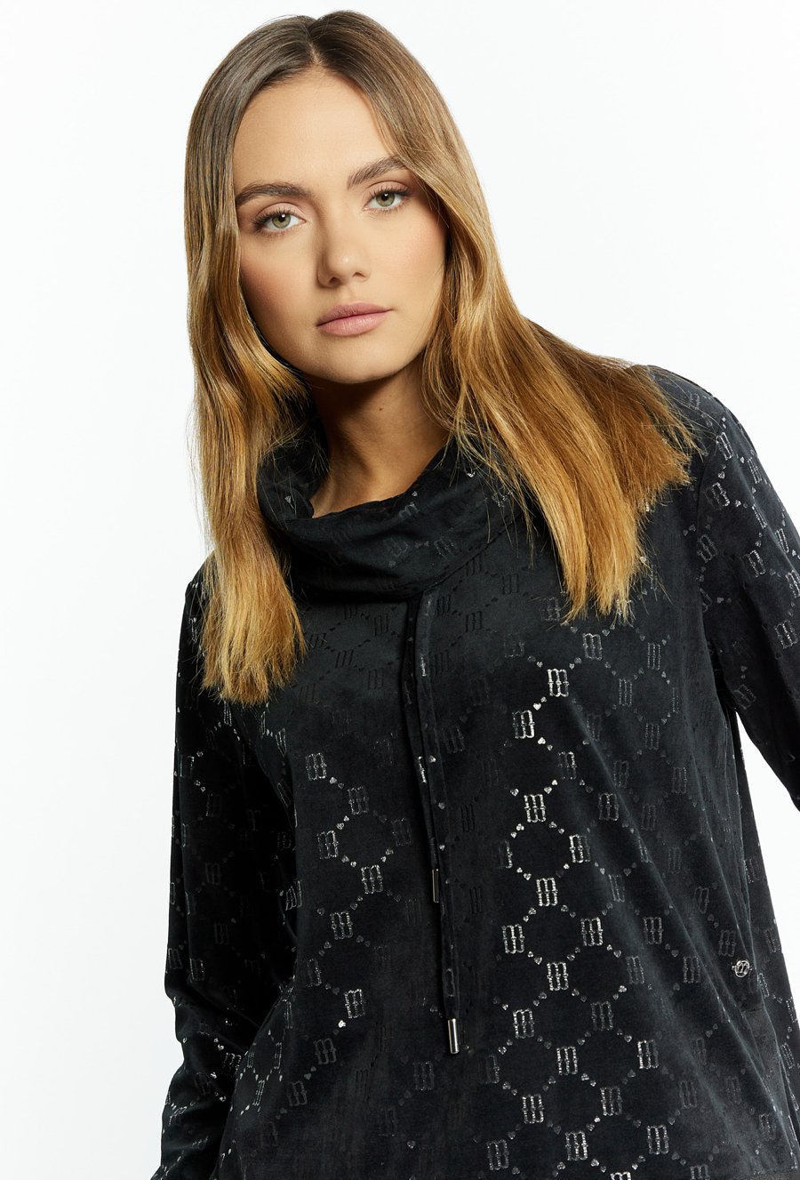 Bluza damska z obszernym golfem