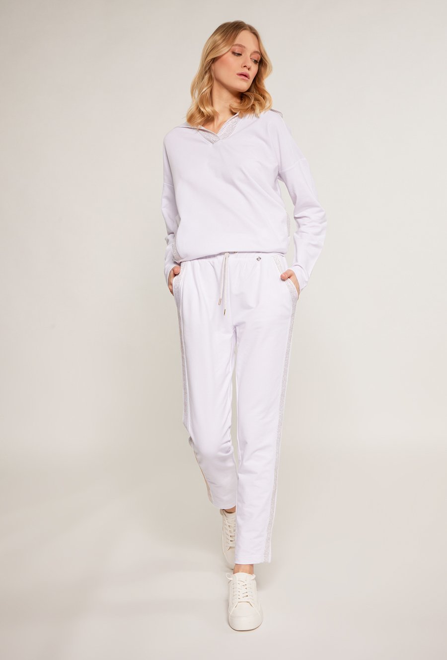 Dresowe spodnie damskie z dżetową aplikacją