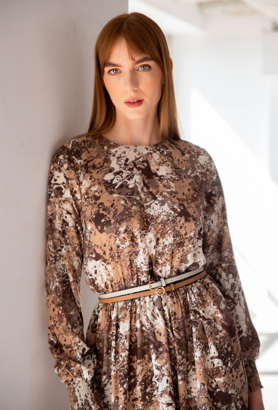 Sukienka midi w odcieniach brązu