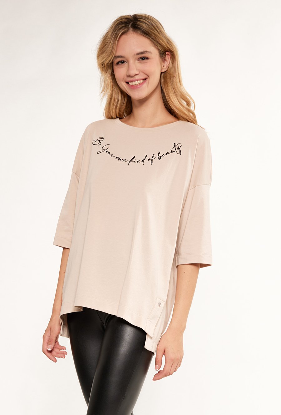 T-shirt z minimalistycznym napisem