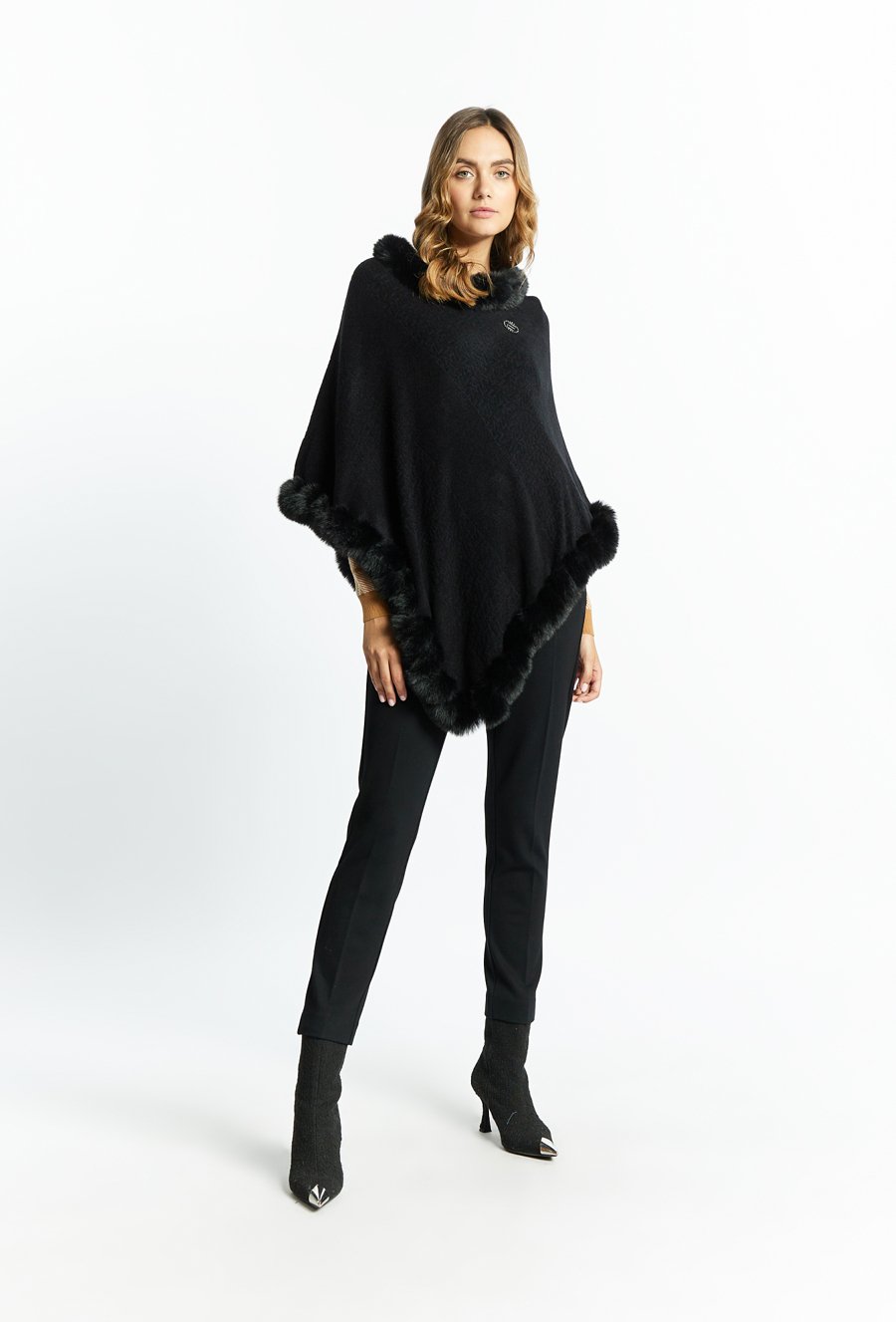 Szal typu ponczo z futerkiem