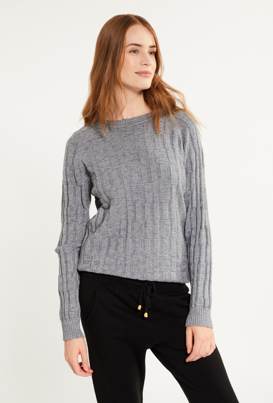 Sweter damski w pleciony wz&oacute;r