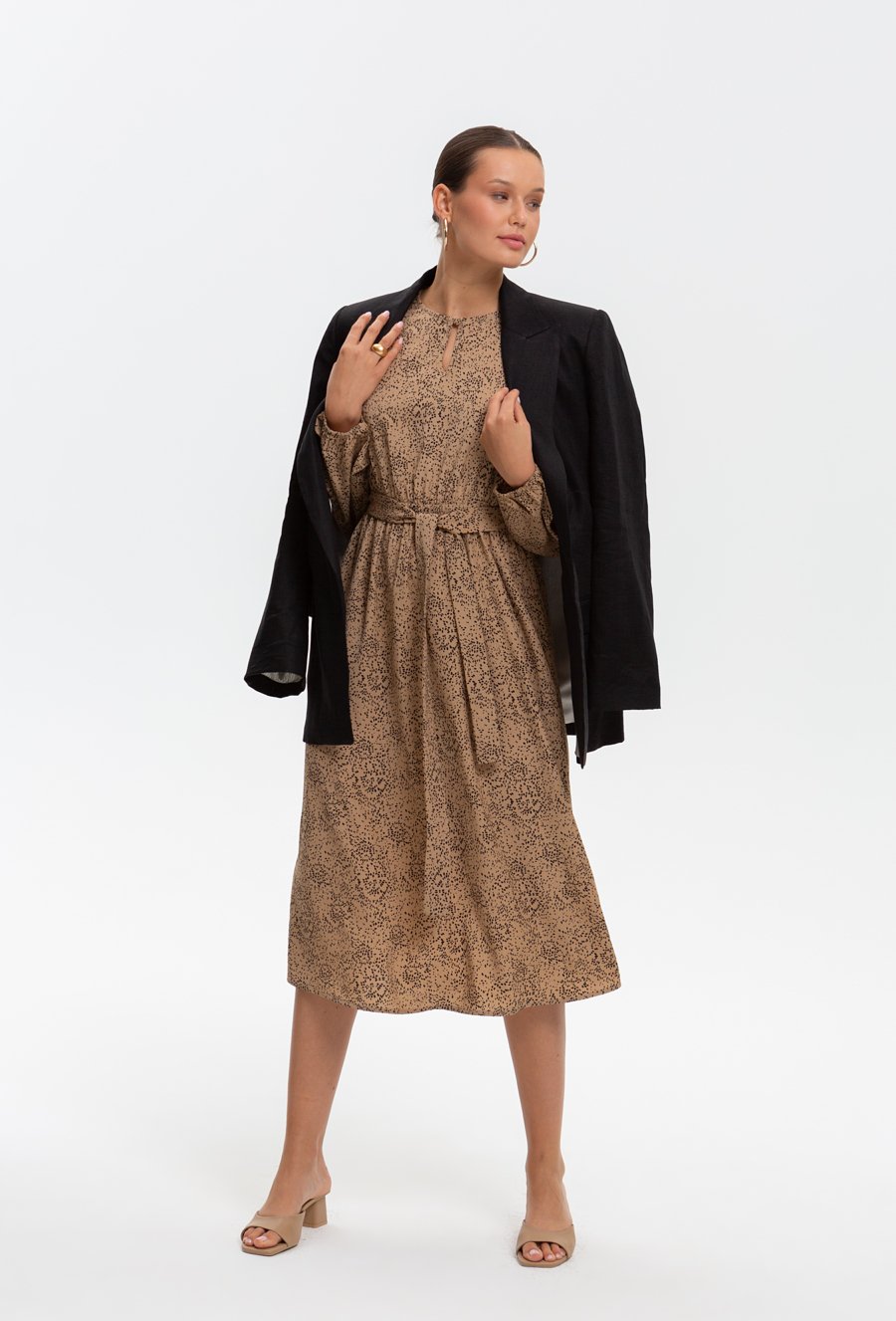 Beżowa sukienka w drobny wz&oacute;r