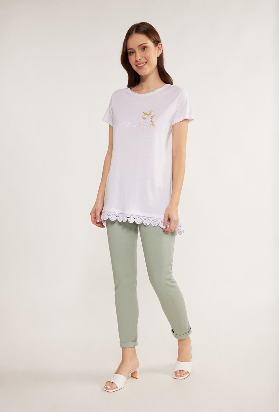 T-shirt z koronkowym wykończeniem