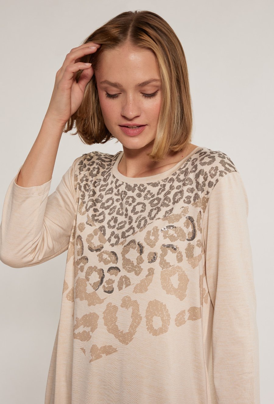 Bluzka o dłuższym kroju z wzorem w cętki