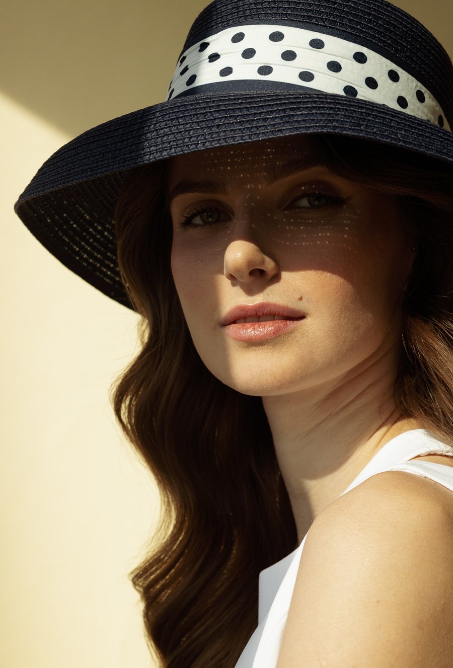 Kapelusz damski z ozdobną chustą