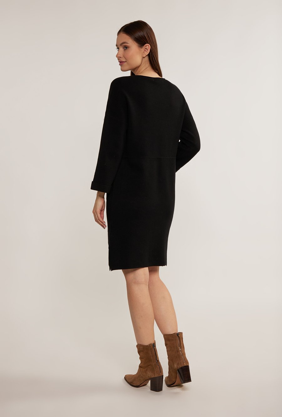 Swetrowa sukienka ze ściągaczem w talii