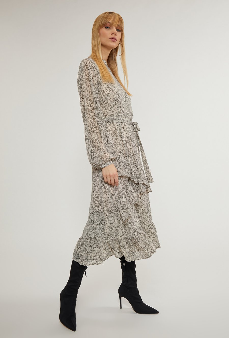 Sukienka midi z wiązaniem w talii