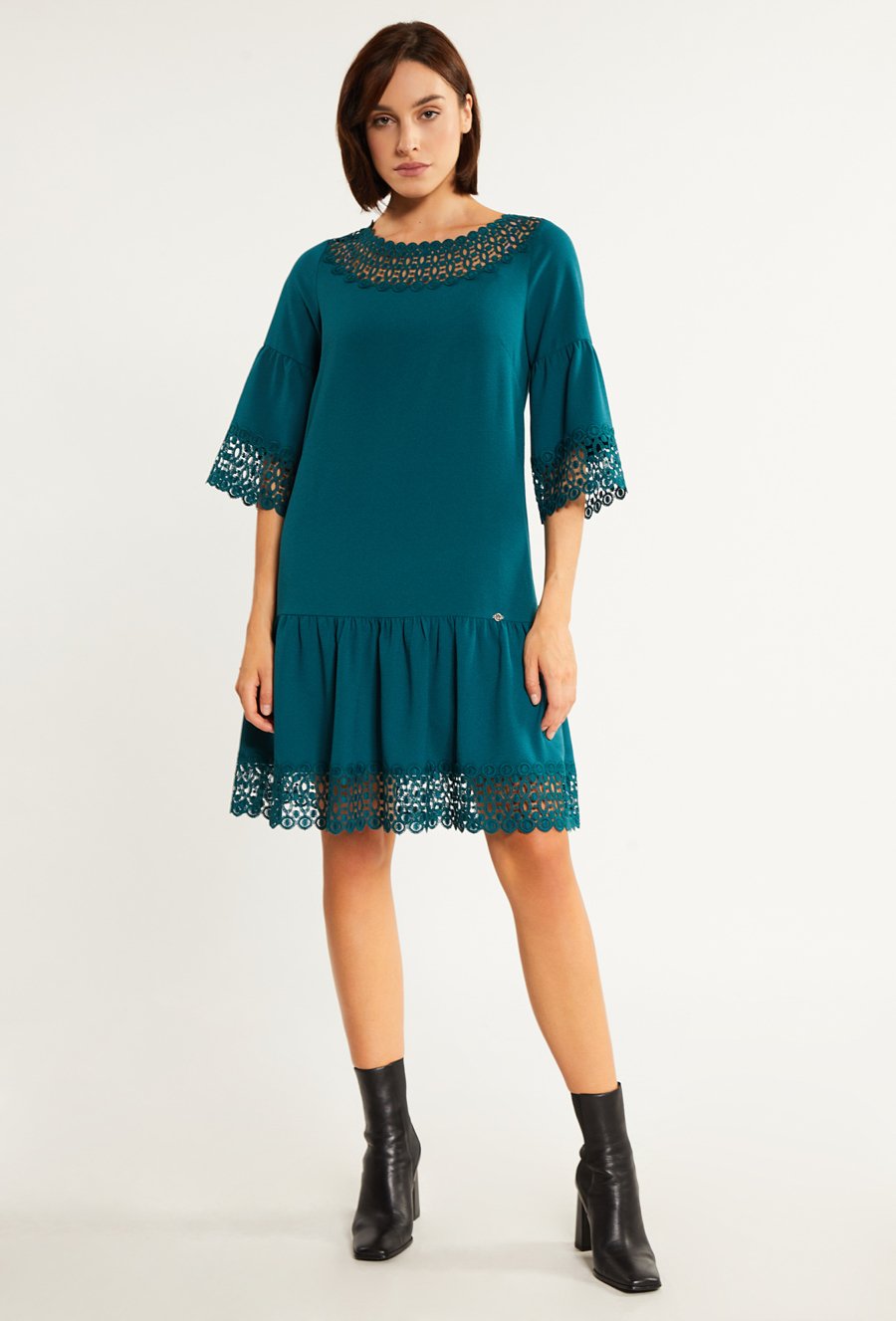 Sukienka o swobodnym fasonie z ażurowym wykończeniem