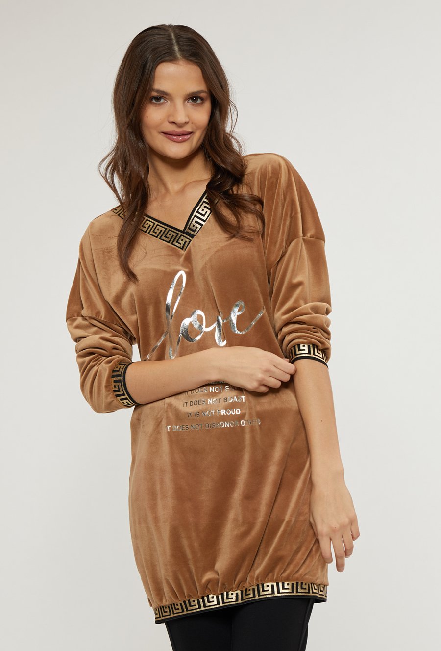 Kr&oacute;tka sukienka z aplikacją