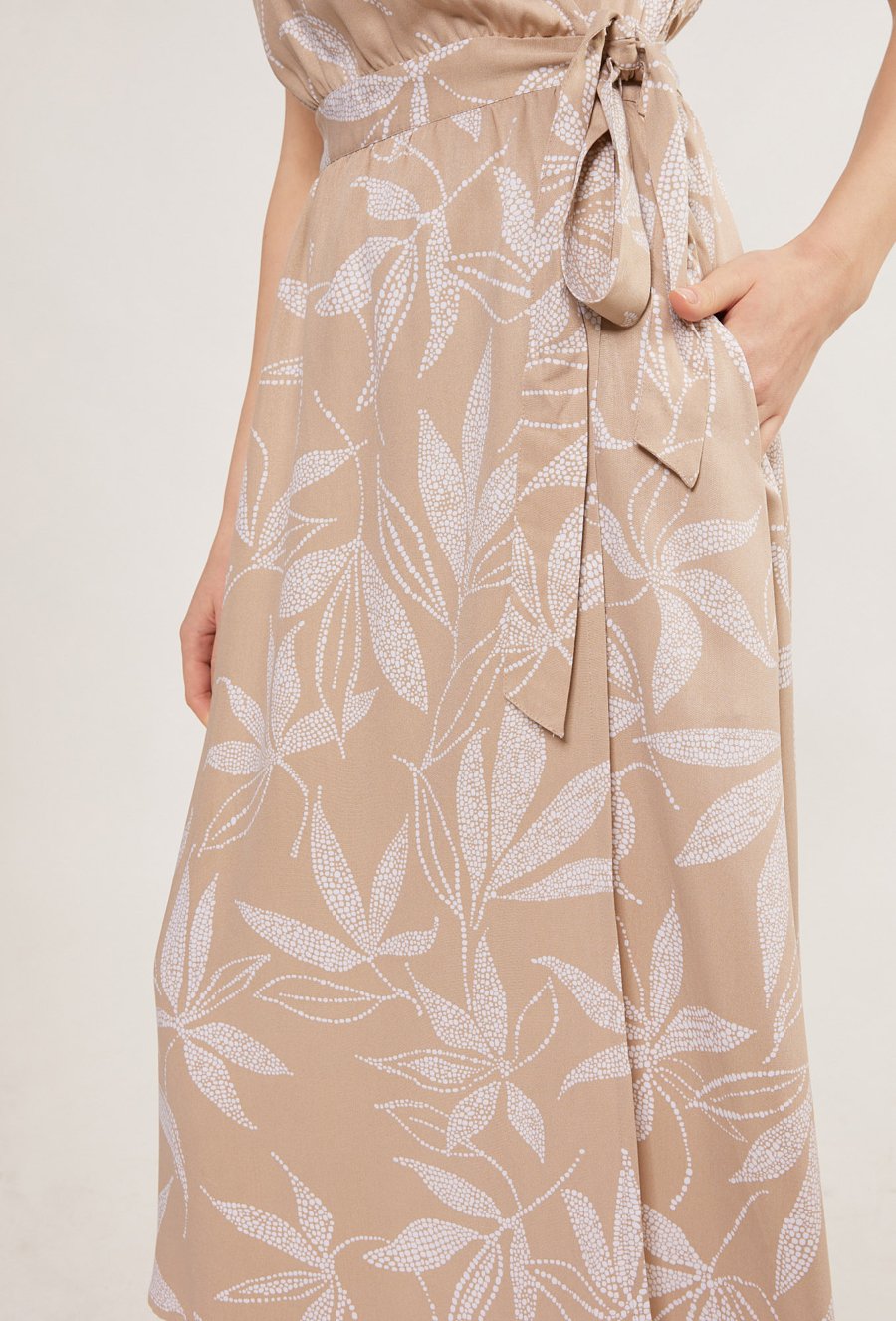 Wzorzysta sukienka o kopertowym kroju
