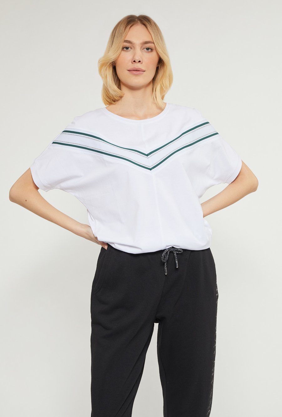 Bluzka z ozdobnymi tasiemkami