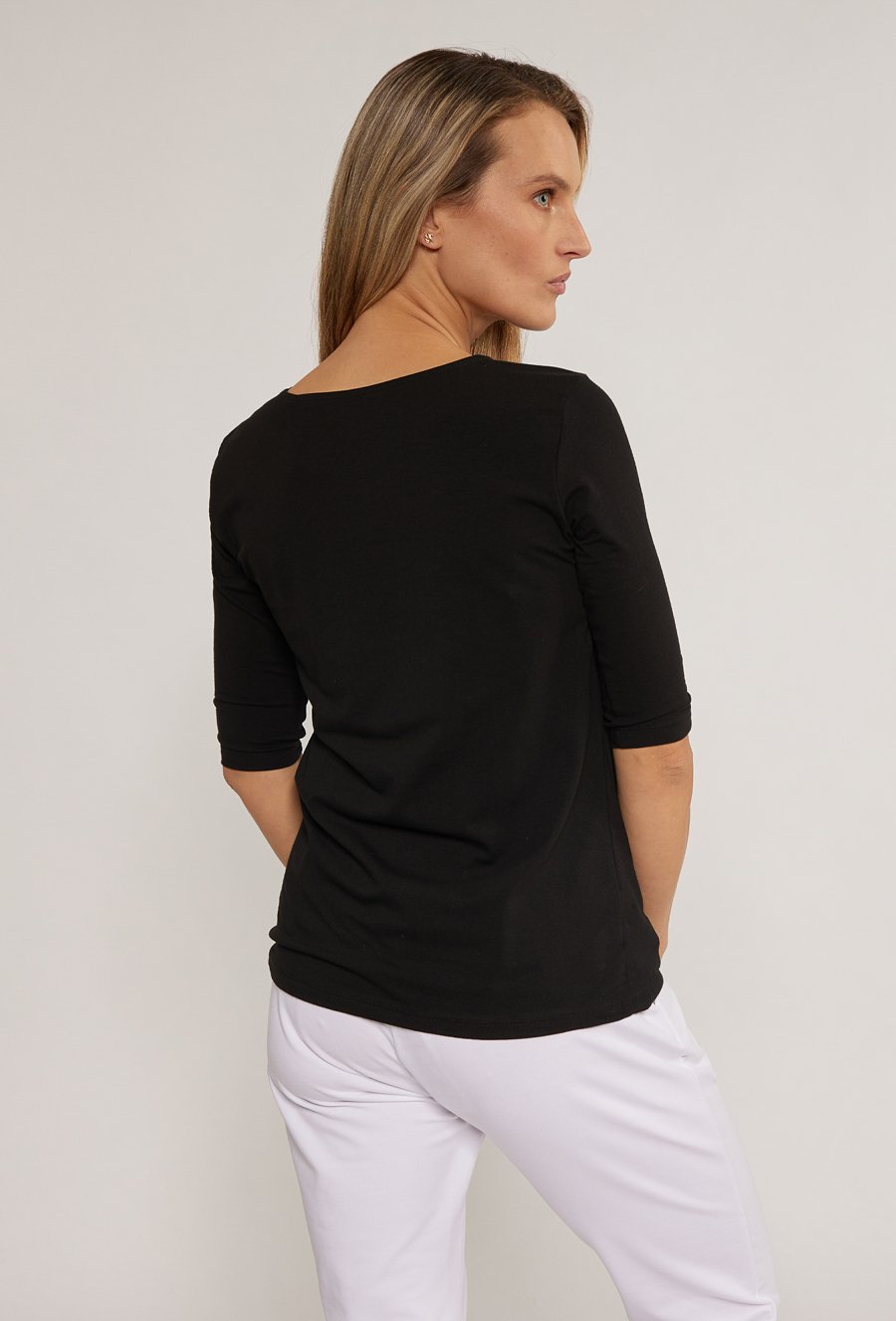 T-shirt damski z haftowanym wzorem