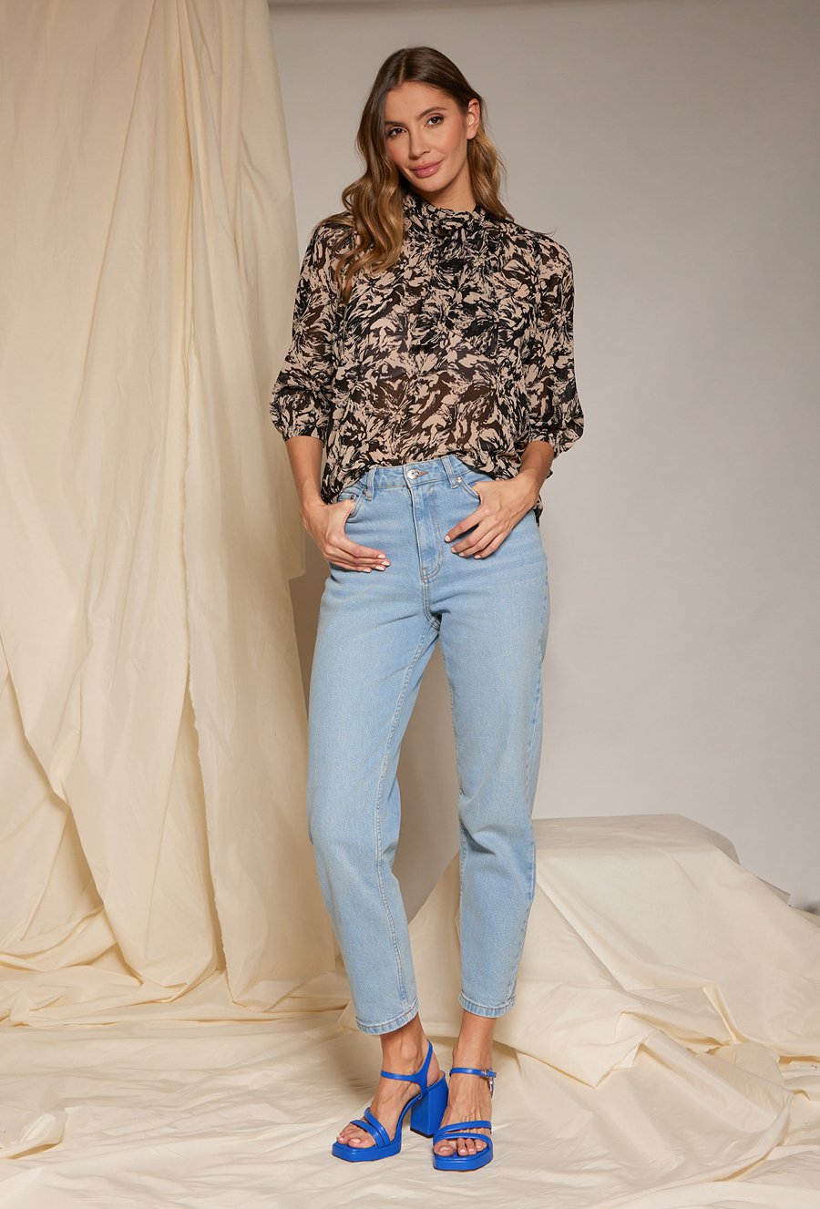 Bluzka z ozdobną szarfą