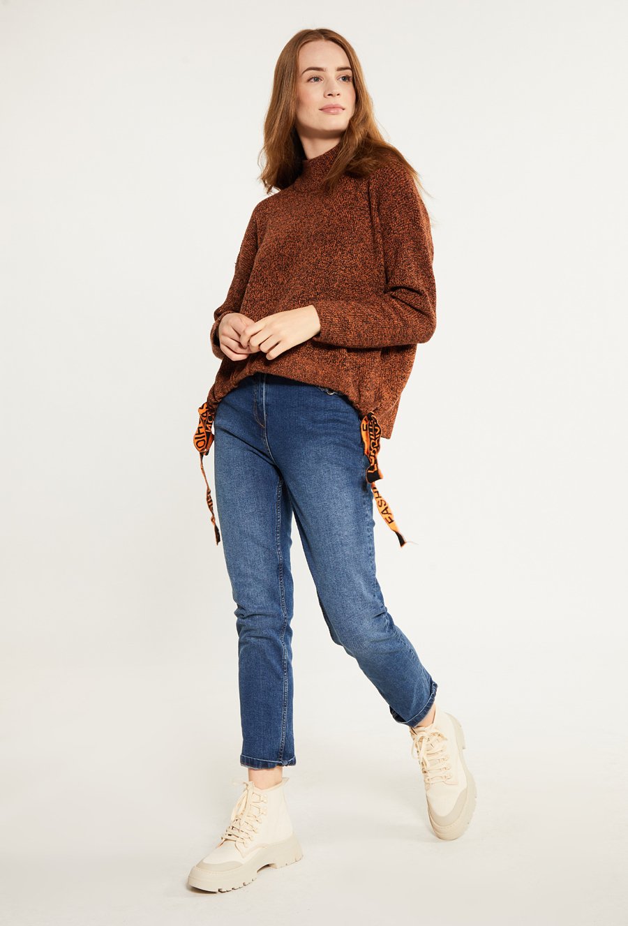 Sweter damski z tasiemkami