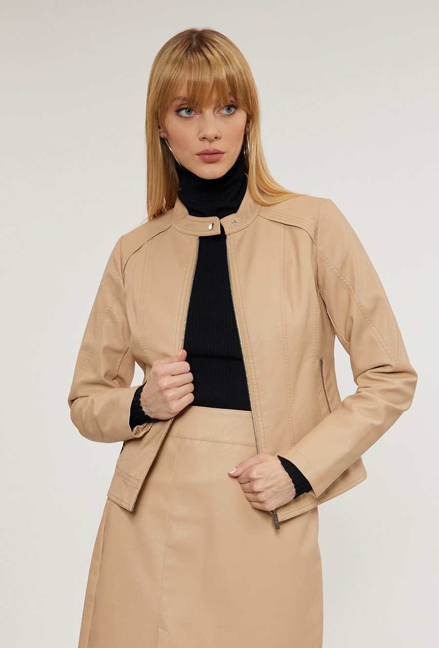 Kr&oacute;tka kurtka z imitacji sk&oacute;ry