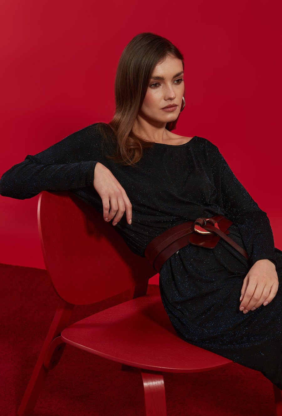 Połyskująca sukienka z długim rękawem