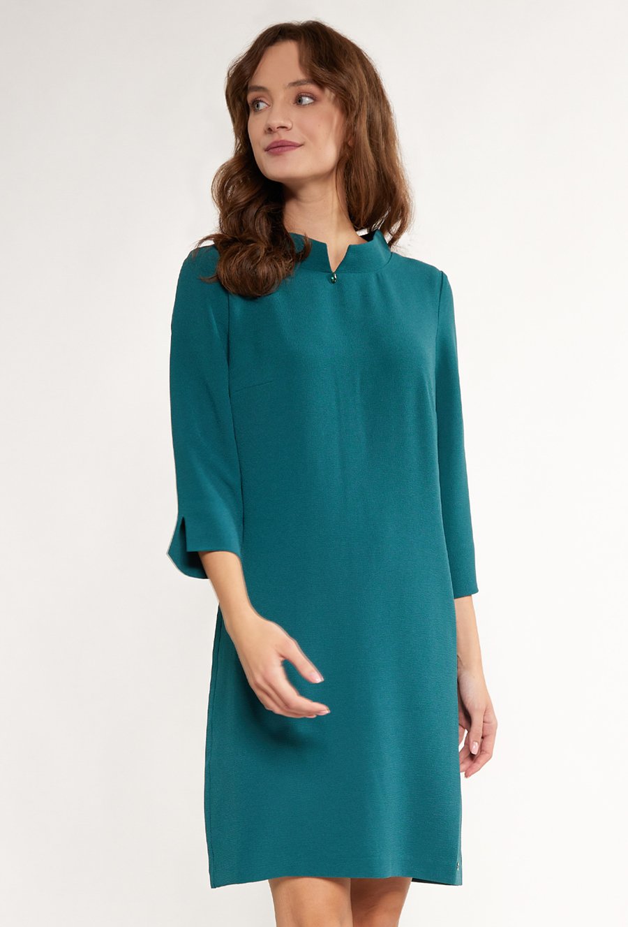 Elegancka sukienka o prostym kroju