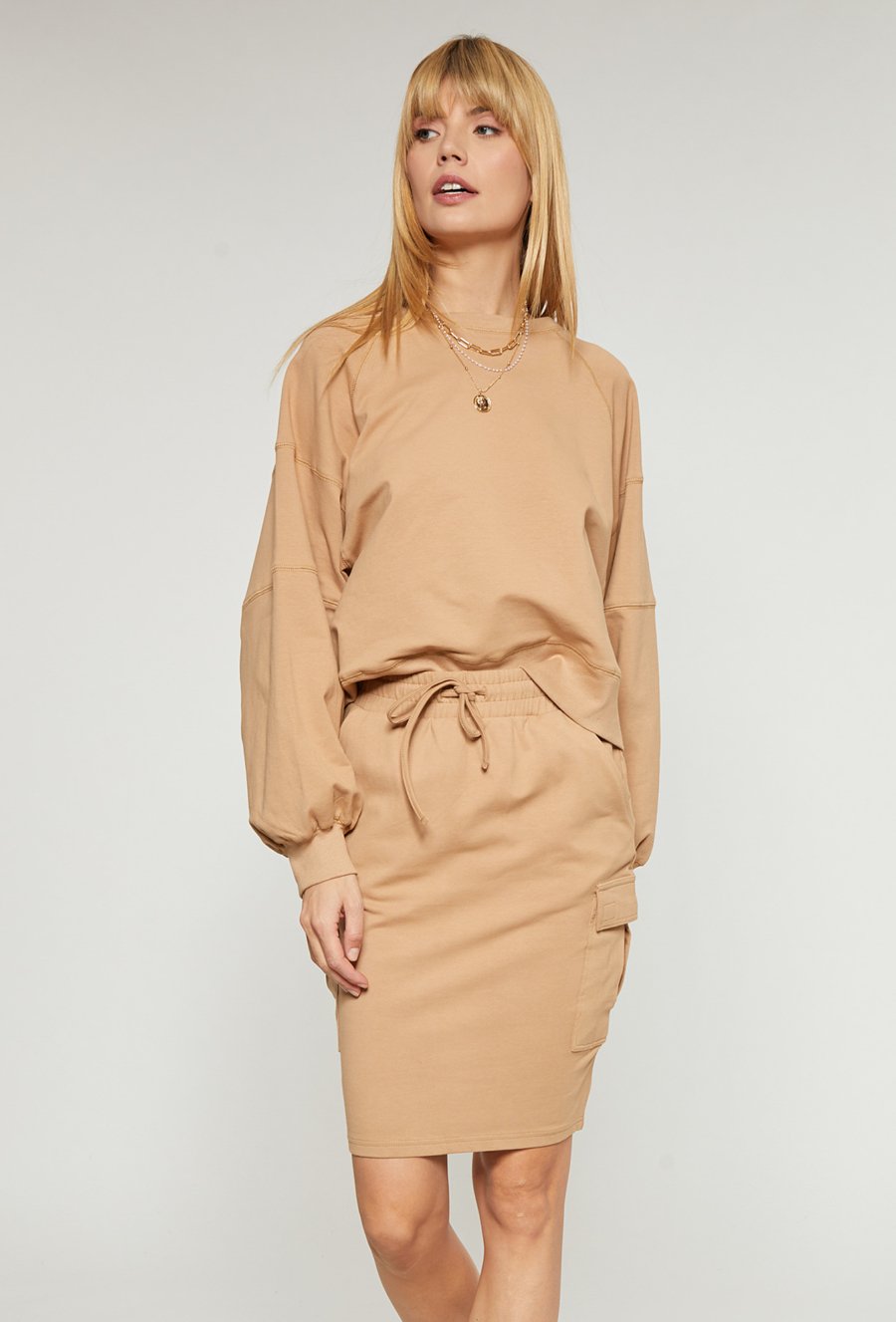 Sp&oacute;dniczka damska z kieszeniami