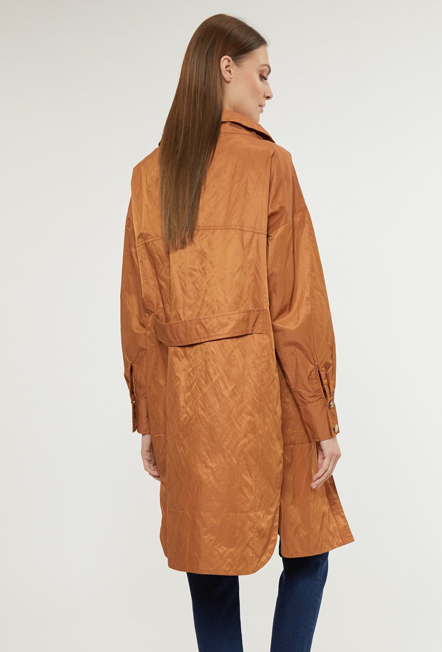 Płaszcz damski o luźnym kroju