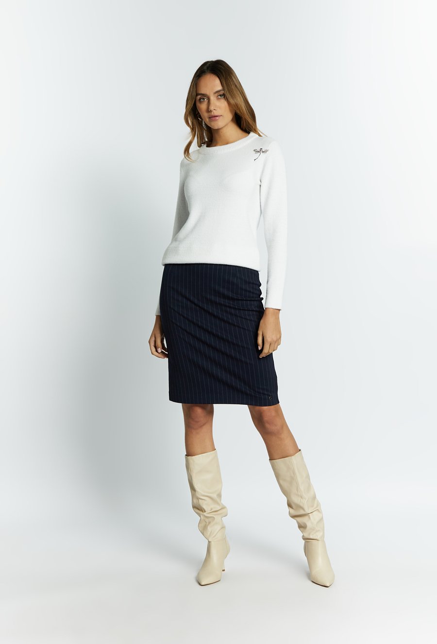 Sweter damski z agrafką