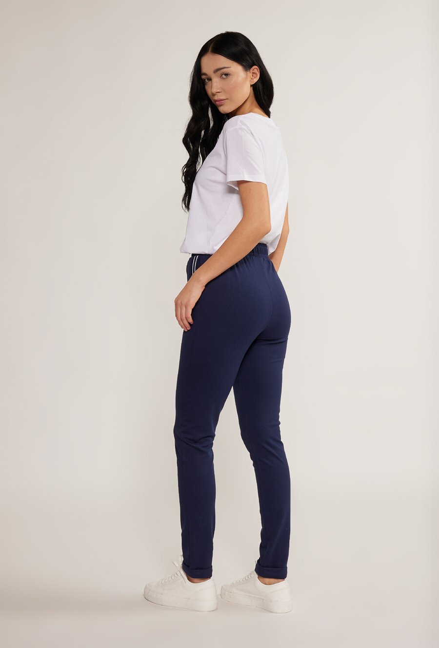 Materiałowe spodnie z kontrastującą tasiemką