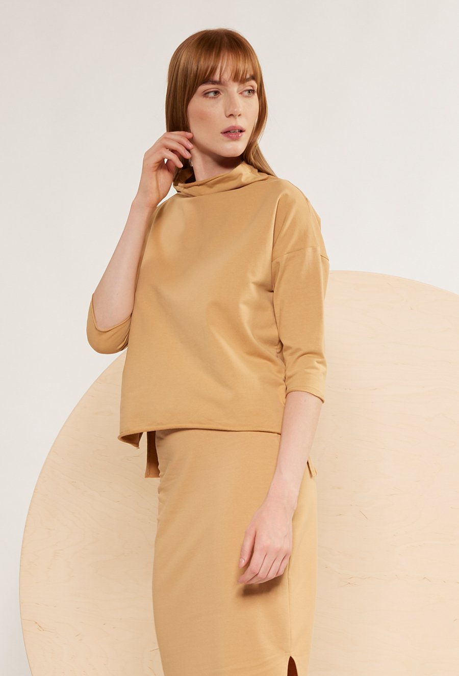 Długa bluza z delikatnym p&oacute;łgolfem