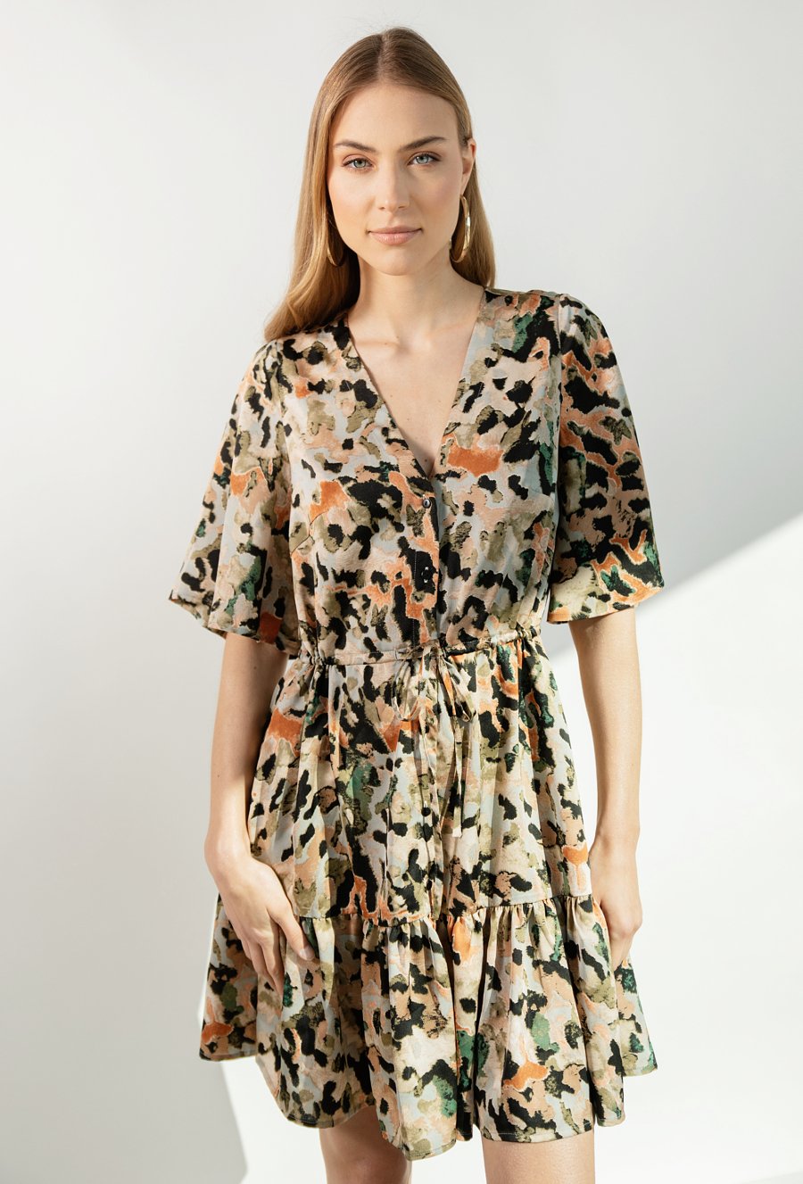 Satynowa sukienka z falbaną