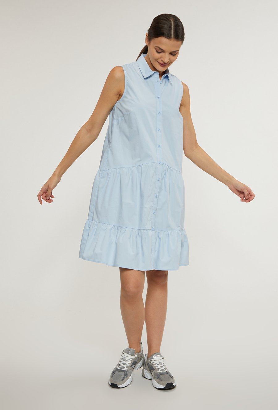 Rozkloszowana sukienka z falbankami