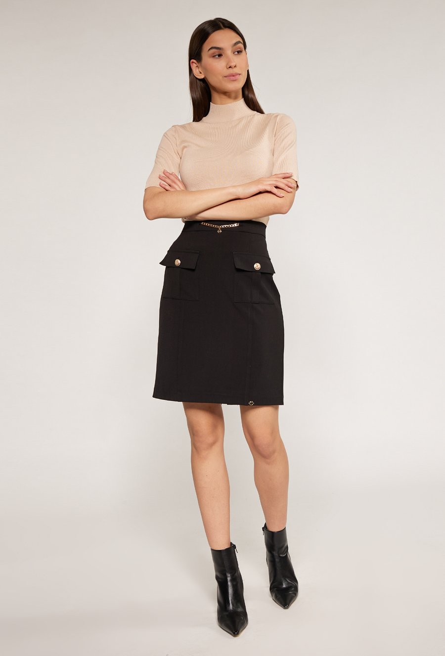 Sp&oacute;dnica z ozdobną aplikacją