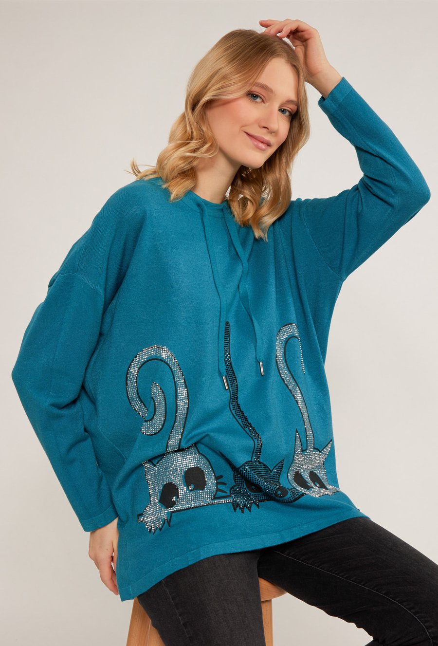 Sweter z dżetowym wzorem w koty