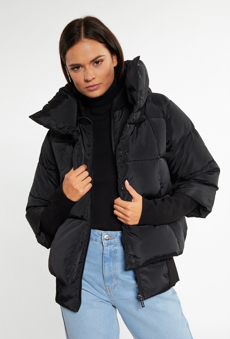 Kr&oacute;tka kurtka z wysoką st&oacute;jką