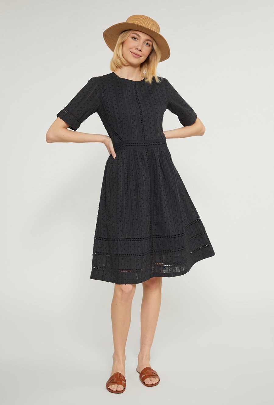 Ażurowa sukienka z kr&oacute;tkim rękawem