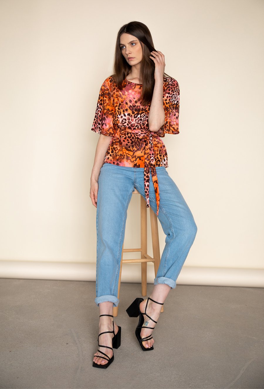 Satynowa bluzka wiązana w tali