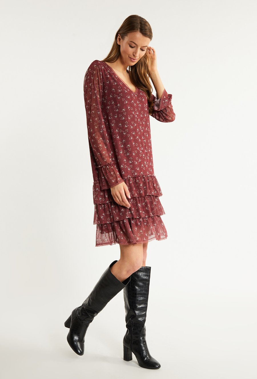 Wzorzysta sukienka damska z falbaną