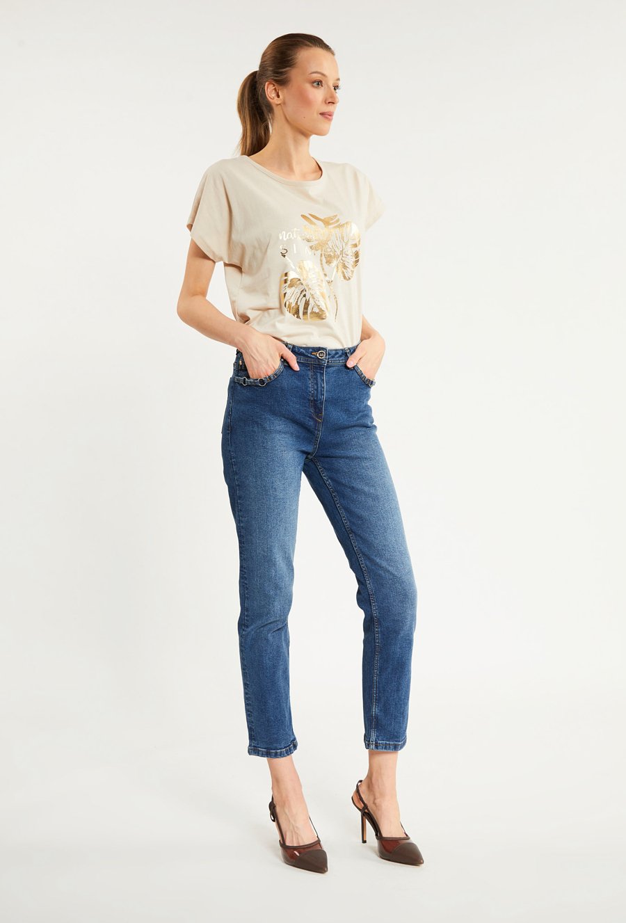 Klasyczne jeansy damskie z aplikacją