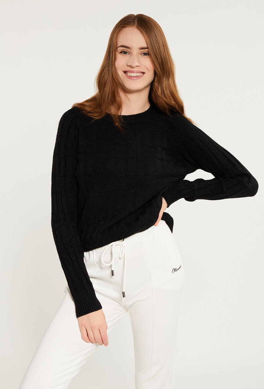 Sweter damski w pleciony wz&oacute;r