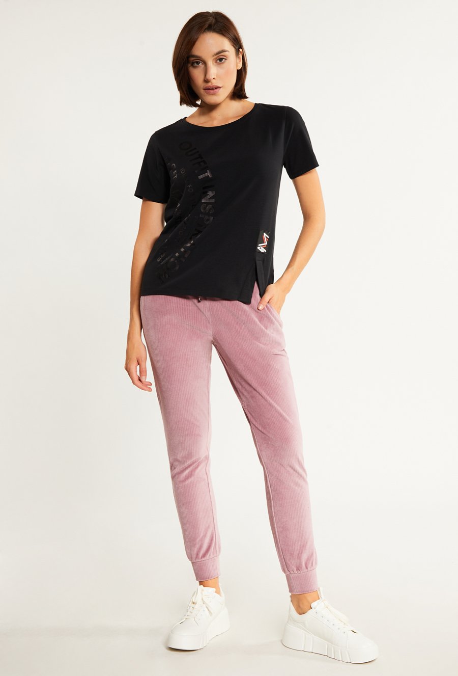 T-shirt z ozdobnym rozcięciem