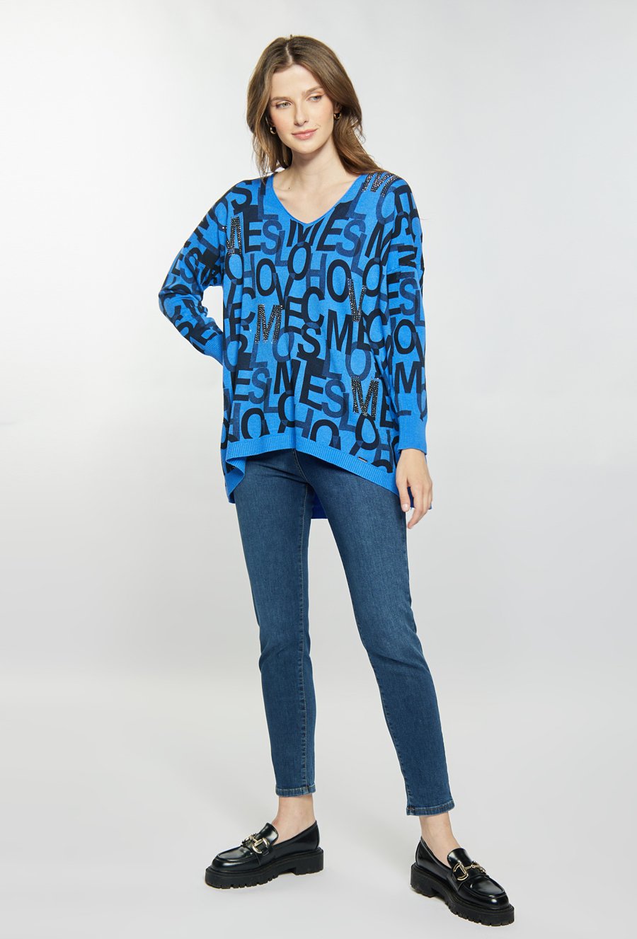 Sweter z wzorem w litery