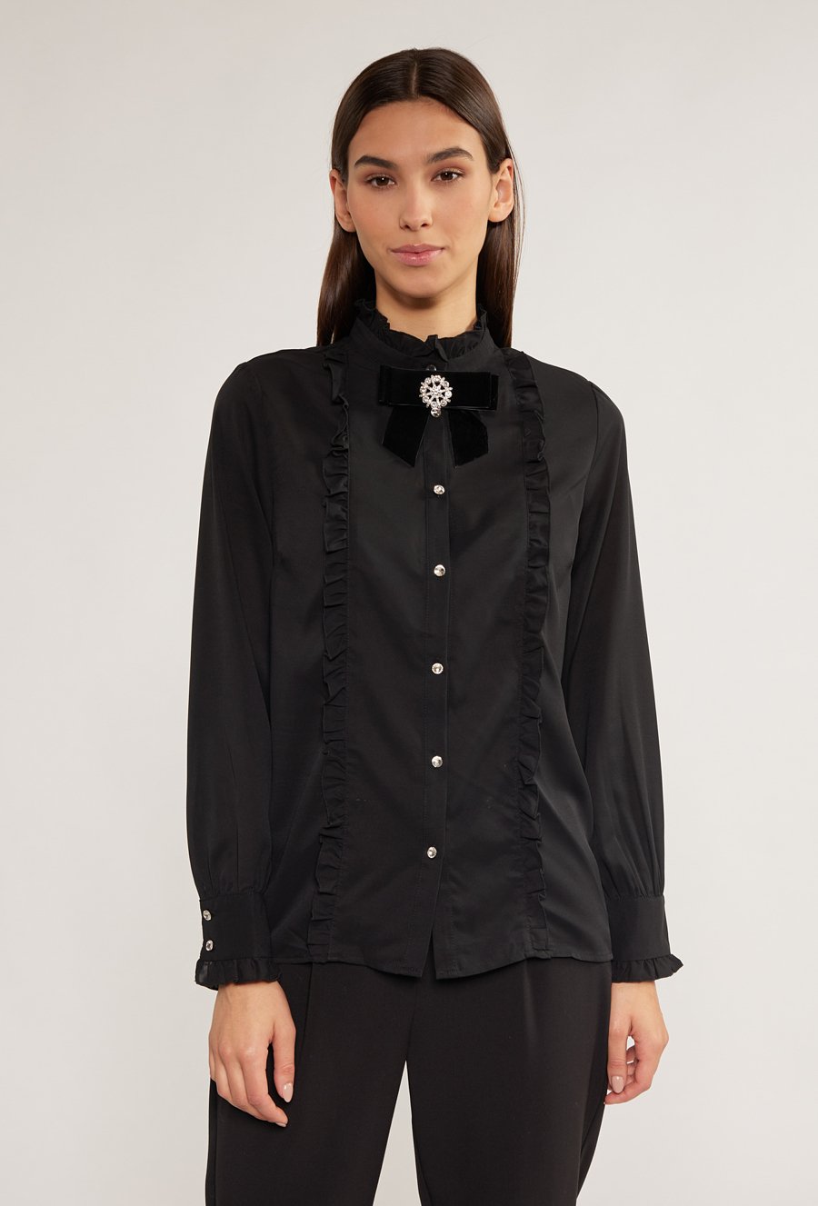 Elegancka bluzka damska z biżuteryjną aplikacją