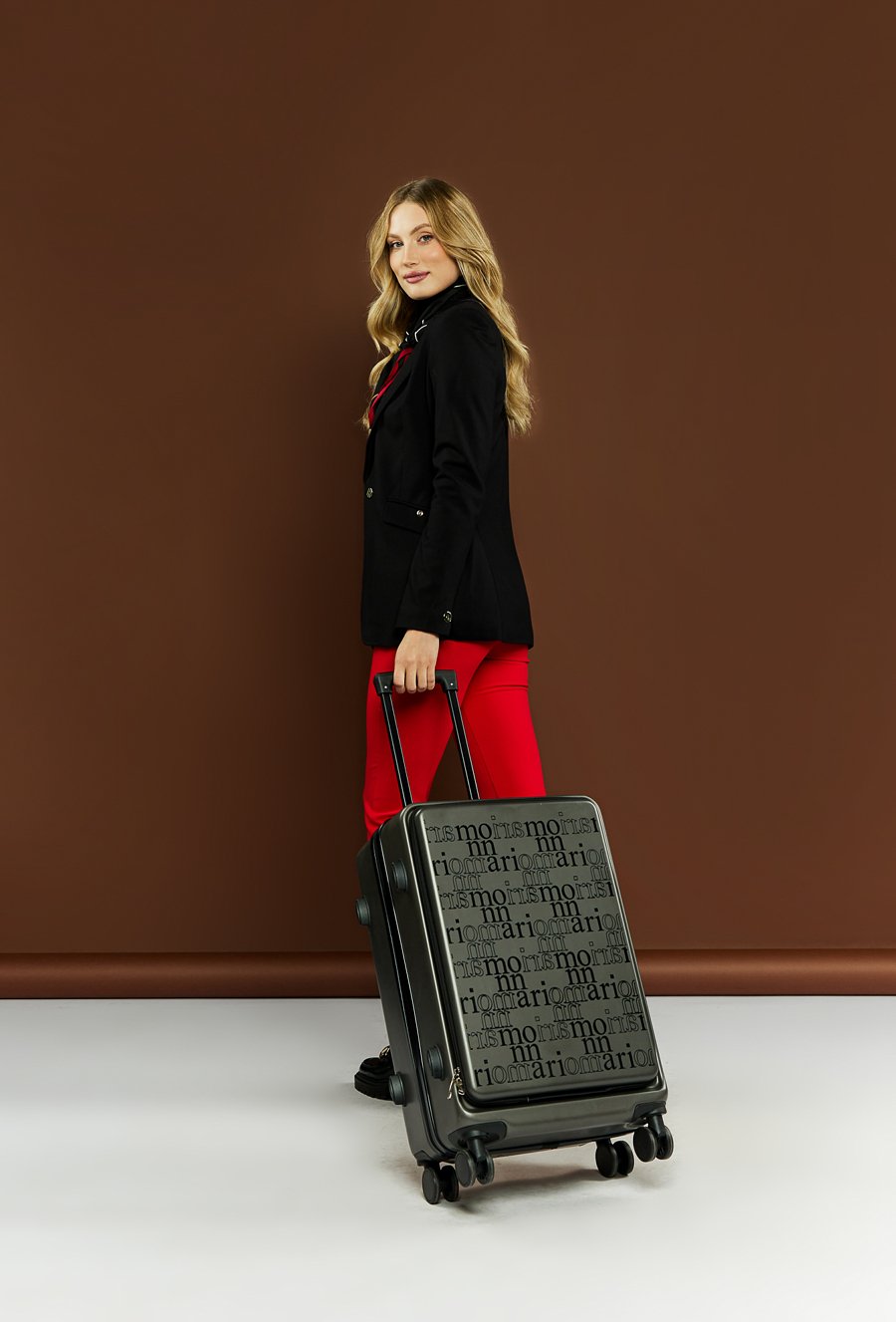 &Sacute;rednia walizka z logo