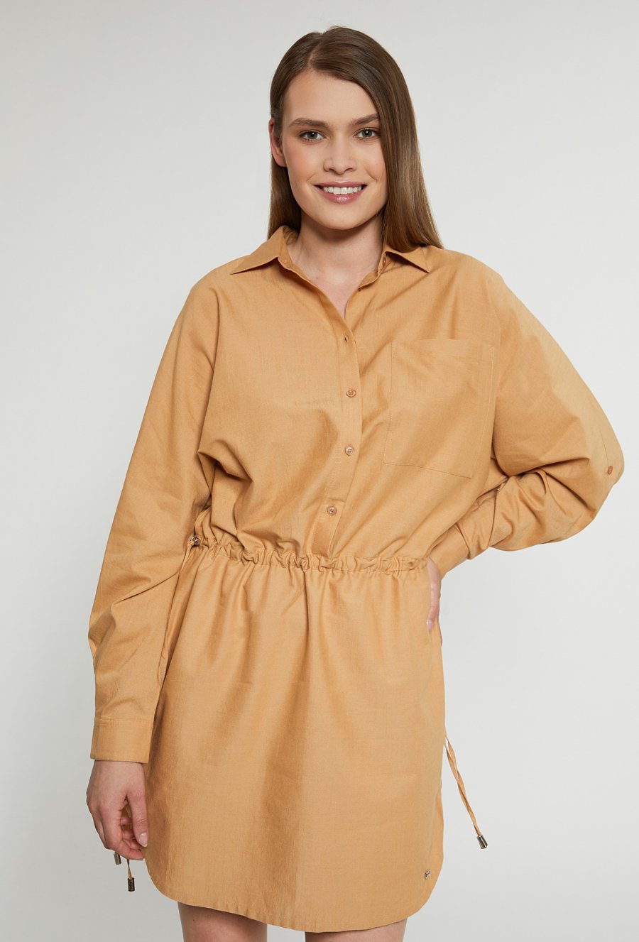 Koszulowa sukienka ze ściągaczem w talii